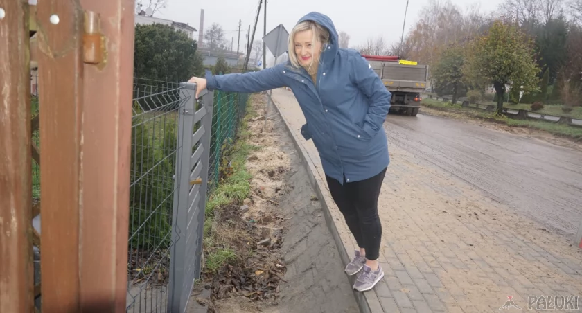 Beata Zdybel na krawędzi chodnika przed swoją furtką na posesję fot. Karol Gapiński