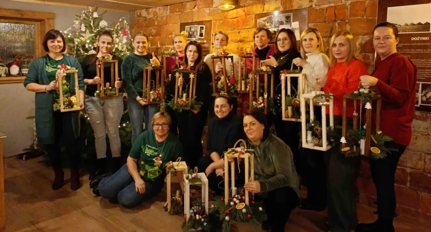 Uczestniczki warsztatów z lampionami, efektem prac w trakcie warsztatów, fot. Ewa Hałas
