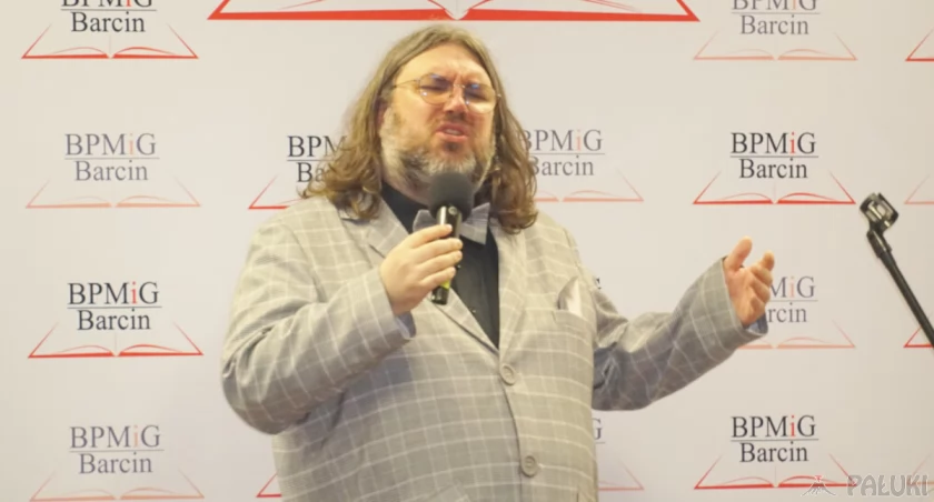 Remigiusz Kuźmiński powrócił do barcińskiej biblioteki. Tym razem zaśpiewał piosenki z repertuaru jazzowego i muzyki literackiej fot. Karol Gapiński