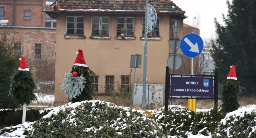 Na rondzie są gwiazdory z iglastych gałązek fot. Karol Gapiński