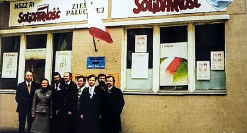 Archiwalne zdjęcie działaczy Solidarności Ziemi Pałuckiej wykonane 3 maja 1981 roku, fot. z archiwum Henryka Tokarza
