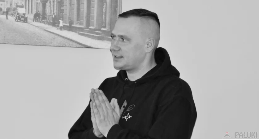 Bartosz Boliński podczas prelekcji o wyprawach kajakowych, którą miał w strzeleńskiej bibliotece fot. Magdalena Lachowicz