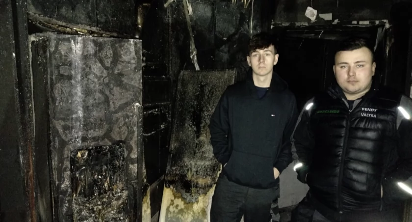 Jakub i Kamil Dawidowiczowie - dwaj bracia, których szybkie i odważne działanie uratowało życia nie tylko własne, ale też rodziców, babci oraz dziewczyny Kamila fot. z archiwum Andrzeja Dawidowicza