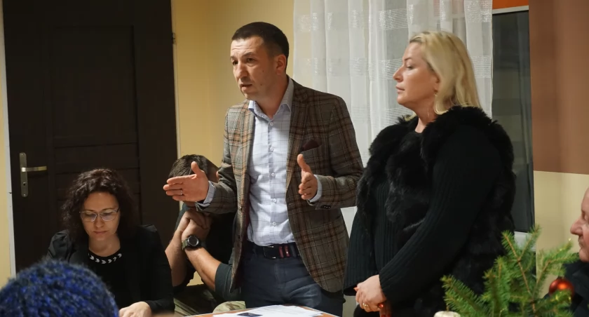 Spotkanie w sprawie strzelnicy w imieniu pełniącego funkcję burmistrza Kcyni Wojciecha Niemczyka poprowadził sekretarz gminy Rafał Heftowicz. Uczestniczyła w nim również m.in. sołtys sołectwa Piotrowo Alicja Woźniak. fot. Justyna Kulpińska