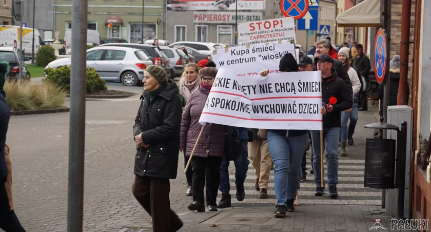 Pikieta przeciwników sortowni odpadów w Mamliczu miała miejsce w połowie listopada br. na rynku w Łabiszynie fot. Karol Gapiński