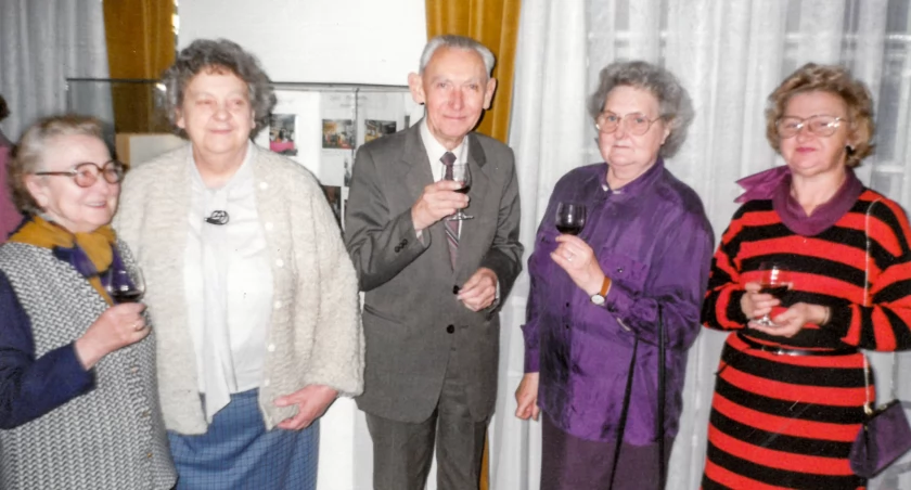 Otwarcie wystawy w Sufraganii, pierwsza połowa lat 90-tych. Od lewej: Janina Balska, Gabriela Gólcz, Bogdan Balski, Elżbieta Żurawska i Grażyna Głogowska - dyrektor ŻDK na przełomie lat 1989-1998 fot. z archiwum Mai Gólcz