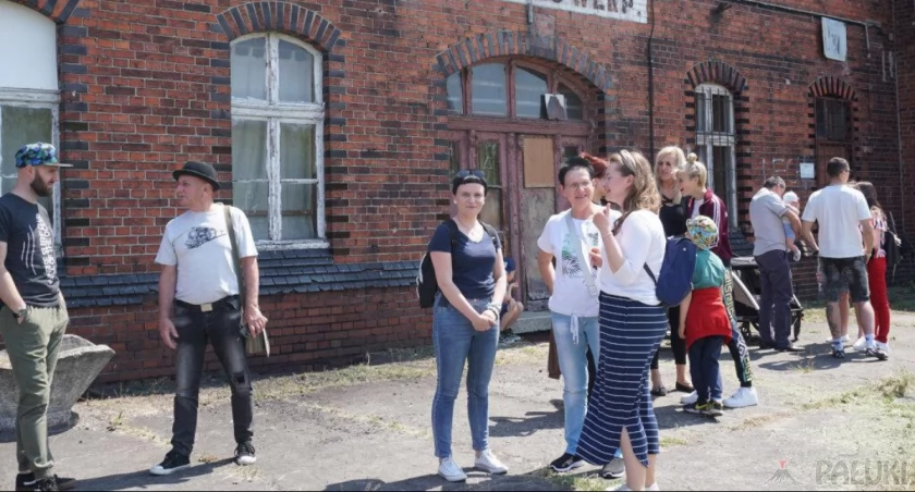 Tym razem Aleksander Kurstak poszukuje biletów ze stacji kolejowej w Janowcu Wlkp. fot. Justyna Kulpińska
