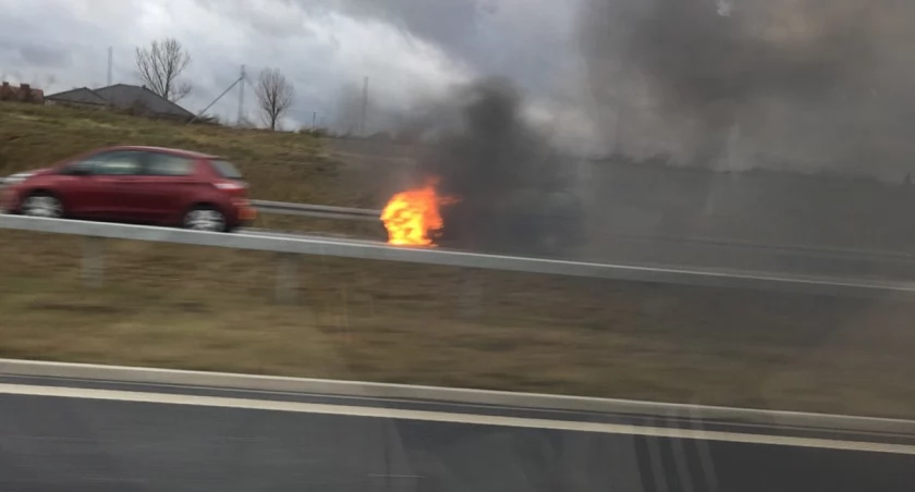 Palący się samochód. fot. nadesłana przez czytelnika 