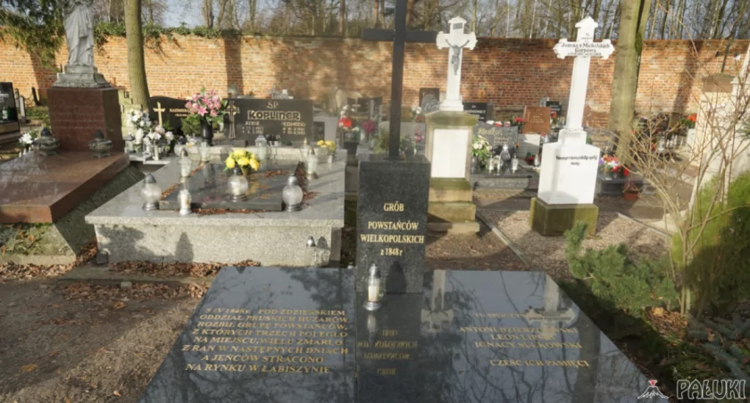 Odnowiony pomnik nagrobny na mogile z 1848 r. Tylko krzyż pozostał ten sam fot. Karol Gapiński