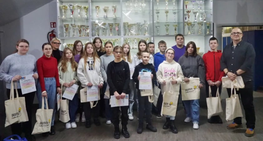 Uczestnicy Wielkiego Quizu o Niemczech wraz z organizatorami fot. Karol Gapiński