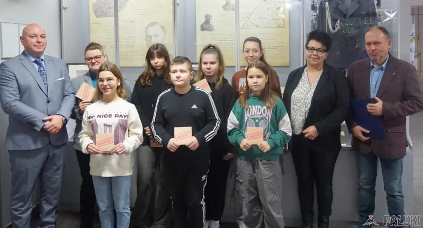Ci ludzie przejdą do annałów Szkoły Podstawowej nr 1 w Żninie. To dzięki nim placówka ta nagrała i wydała pierwszą płytę muzyczną w swojej historii. fot. Karol Gapiński