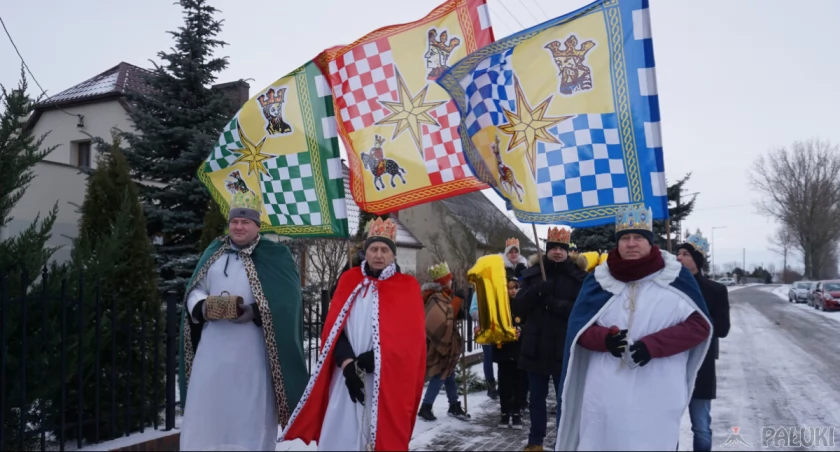 Orszakowi przewodzili Trzej Królowie: Kacper - sołtys wsi Wojciech Warkoczewski, Melchoior - burmistrz Janowca Wlkp. Leszek Grzeczka oraz Baltazar - dyrektor DPD w Tonowie Mirosław Staszewski fot. Justyna Kulpińska