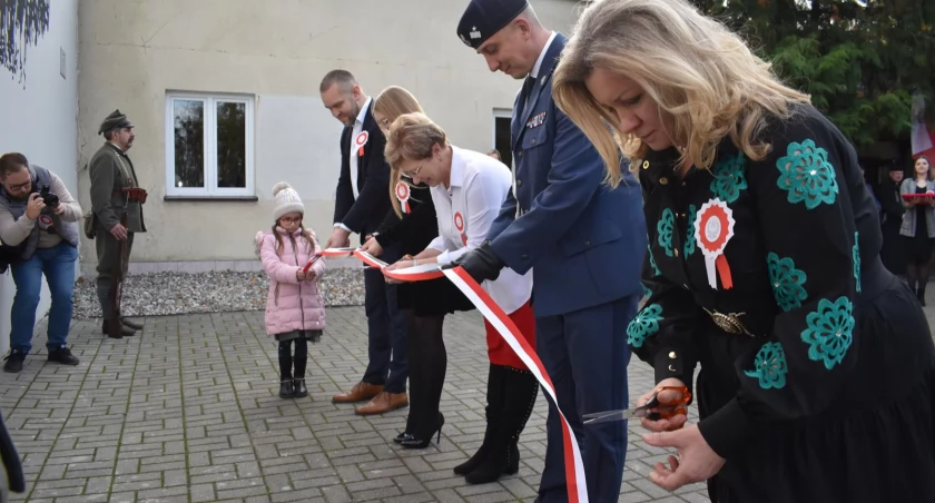 Przewodnicząca KGW, radna p. Dorota Czerwińska odsłania mural w Dziewierzewie, fot. Ewa Hałas