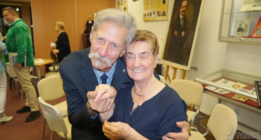 Teresa Kaczmarek jesienią zeszłego roku dziękowała m.in. Andrzejowi Rodziewiczowi za wkład w inscenizację z okazji święta ulicy Kościelnej. Teraz prezeska marzy o święcie barcińskiego rynku i ul. Wyzwolenia fot. Karol Gapiński