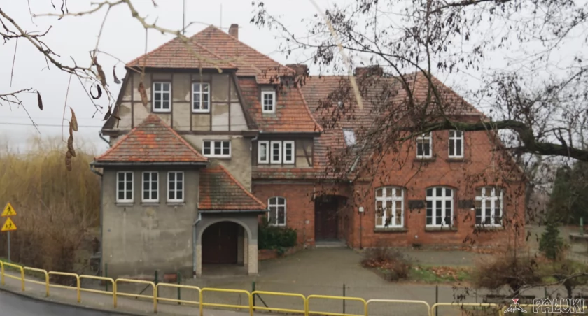 22 lutego burmistrz podejmie czwartą próbę sprzedania nieruchomości po dawnej szkole w Górze. Tym razem cena wyjściowa wynosi 360.000 zł. fot. Karol Gapiński