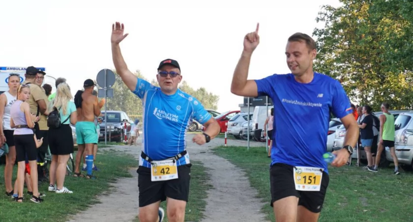 Wicestarosta Andrzej Hłond i kierownik wydziału promocji i rozwoju lokalnego Starostwa Powiatowego w Żninie Łukasz Kwiatkowski minęli linię mety podczas I Biegu Rogowskiego fot. Justyna Kulpińska