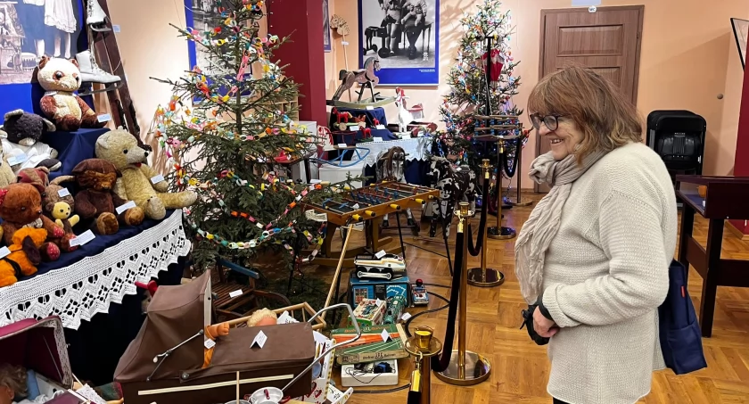 Szubińska malarka ogląda wystawę zabawek fot. Kamil Rutkowski
