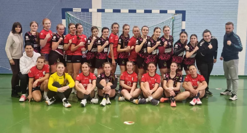 Drużyna młodziczki oraz seniorki klubu Orlik po sobotnich spotkaniach fot. Ewa Hałas