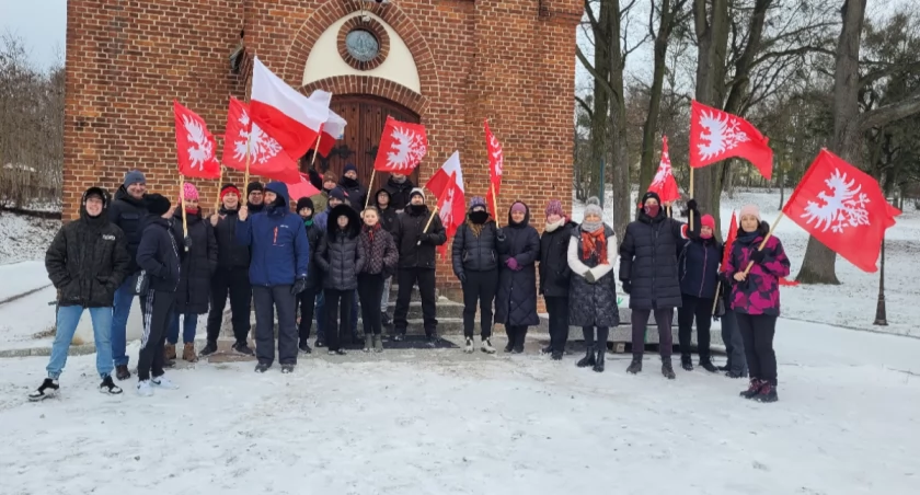 Pamiątkowa fotografia uczestników marszu fot. z arch. Muzeum Ziemi Szubińskiej