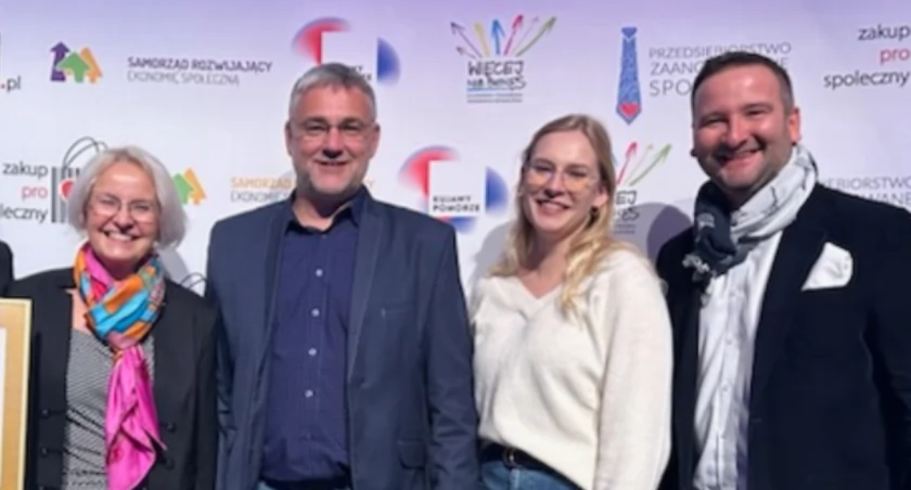 Zespół Ośrodka Wsparcia Ekonomii Społecznej w Inowrocławiu czeka na telefony z powiatu żnińskiego. Na zdjęciu: specjalista do spraw przedsiębiorczości Katarzyna Żero, koordynator Waldemar Andrzejewski, doradca kluczowy Ewelina Kucińska, doradca biznesowy Zbigniew Pietrzak-Stocki, fot. z archiwum OWES