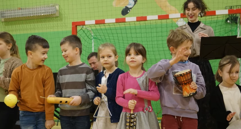 Uczestnicy koncertu świetnie się bawili poznając instrumenty muzyczne i ich rolę fot. Ewa Hałas