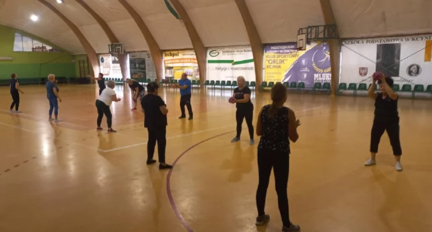 Seniorzy podczas zajęć sportowych