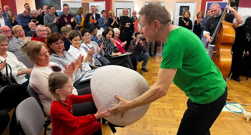 Grzegorz Pleszyński oraz dziewczynka w trakcie performansu, fot. Kamil Rutkowski
