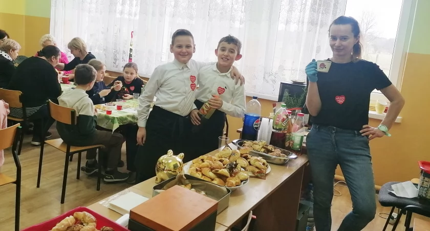 Na zdjęciu - inicjatorka pomysłu Agnieszka Tomaszewska oraz kelnerzy kawiarni, uczniowie klasy 4: Igor Milczek i Filip Wierzchowski, fot. z archiwum Agnieszki Tomaszewskiej