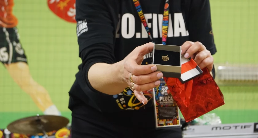 Złote serduszko wylicytowane za 900 zł podczas wczorajszego finału w Kcyni fot. Ewa Hałas