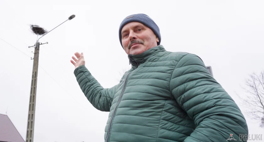 Dzięki Tadeuszowi Smoterowi z Wiewiórczyna w tym sezonie bociany będą mogły bez przeszkód wychowywać swoje młode fot. Justyna Kulpińska