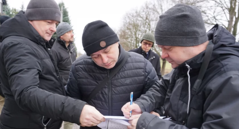 Dyrektor Zarządu Dróg Powiatowych w Żninie z siedzibą w Podgórzynie Adrian Kubicki oraz przedstawiciele Regionalnej Dyrekcji Ochrony Środowiska w Bydgoszczy Paweł Twaróg i Przemysław Smoleński studiują projekt ścieżki rowerowej relacji Gąsawa-Biskupin fot. Justyna Kulpińska