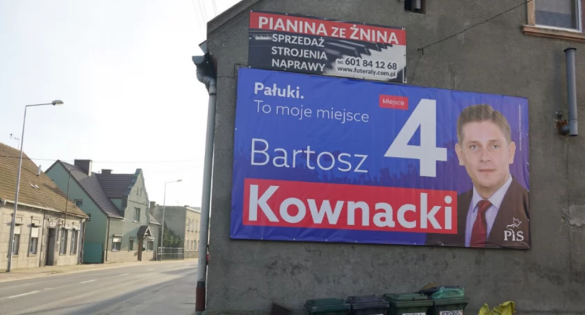 Baner posła wisi na tym budynku, ponieważ jest to obiekt prywatny, którego właściciel wyraził na to zgodę fot. Karol Gapiński
