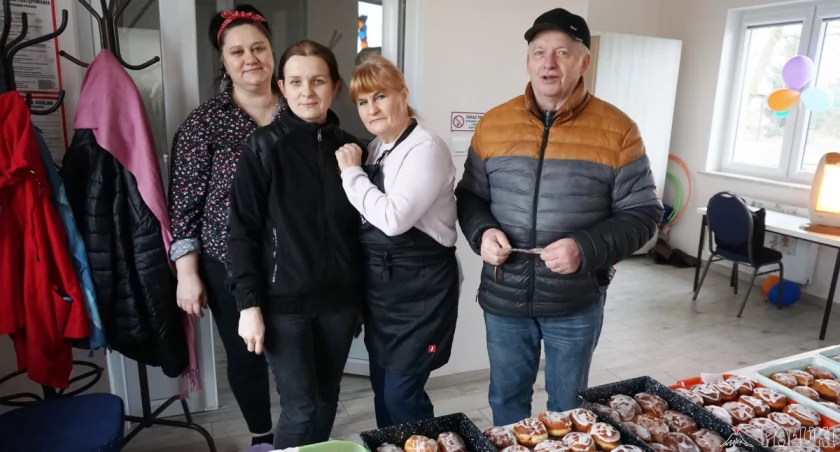 W czasie naszej wizyty w Tonowie mieszkańcy przybywali do świetlicy wiejskiej po świeże pączki serwowane przez KGW Tonowianki fot. Justyna Kulpińska