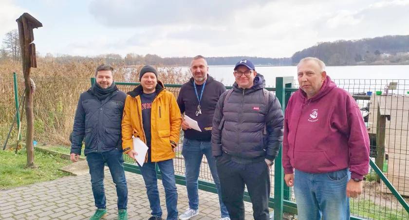 Więcbork, zdjęcie ze szkolenia instruktorów wędkarstwa młodzieżowego; od lewej: Marcin Szczepański, Tomasz Kwiatkowski, Marcin Kowalski, Leszek Byczyński i instruktor z ramienia OPZW w Bydgoszczy; fot. z archiwum Tomasza Kwiatkowskiego 