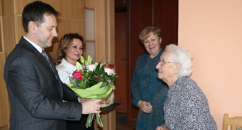 Jubilatka otrzymała życzenia i urodzinowe upominki, które wręczyli jej burmistrz Szubina Mariusz Piotrkowski oraz kierowniczka USC Danuta Musiał fot. Natalia Jaroszewska