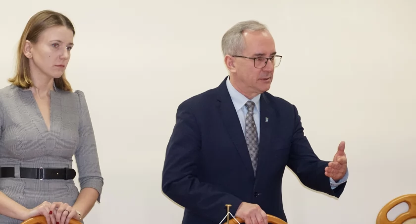 Lidia Dąbkowska, szefowa referatu ochrony środowiska i burmistrz Jacek Idzi Kaczmarek potrzebują jeszcze dodatkowych 2 tygodni, by przygotować i wydać decyzję w sprawie sortowni w Mamliczu fot. Karol Gapiński