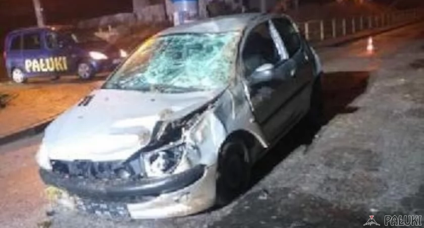 Po zderzeniu ze skarpą przydrożną peugeot stanął unieruchomiony na ulicy fot. Monika Dymarkowska