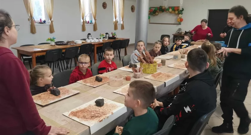 Zakończył się pierwszy tydzień twórczych ferii z GCKIB w Kcyni. Na zdjęciu uczestnicy warsztatów w Nowej Wsi Noteckiej. 