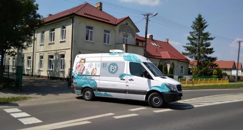 Każde województwo wzbogaciło się o dentobus czyli mobilny gabinet dentystyczny źródło: nfz-bydgoszcz.pl