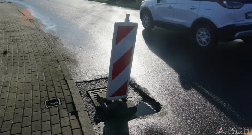 Ostatniej jesieni Zarząd Dróg Powiatowych próbował przeczyścić i wyregulować studzienkę, ale nie dało to długotrwałego efektu. W kolektorze jest pełno błota z żużlem, które spływa po deszczach z ul. Bocznej w kierunku ul.Górskiej. fot. Karol Gapiński
