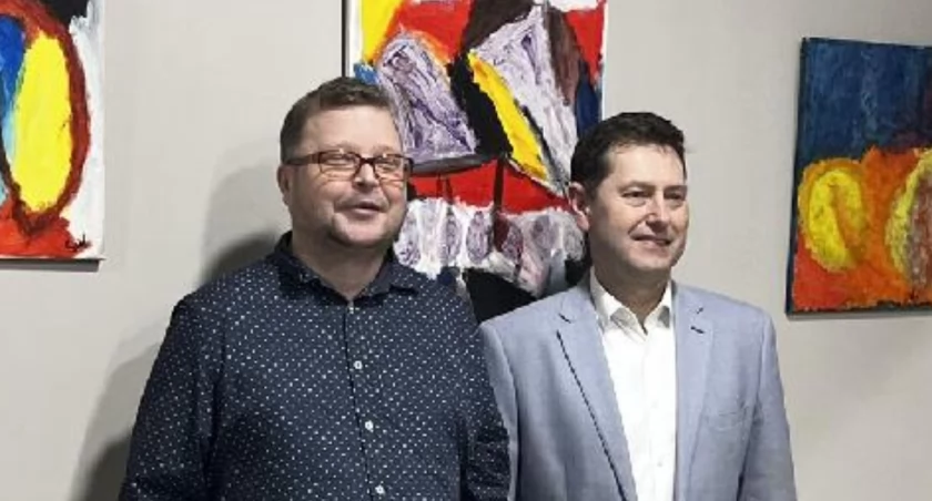 burmistrz Mariusz Piotrkowski wraz z autorem wystawy, fot. Kamil Rutkowski 