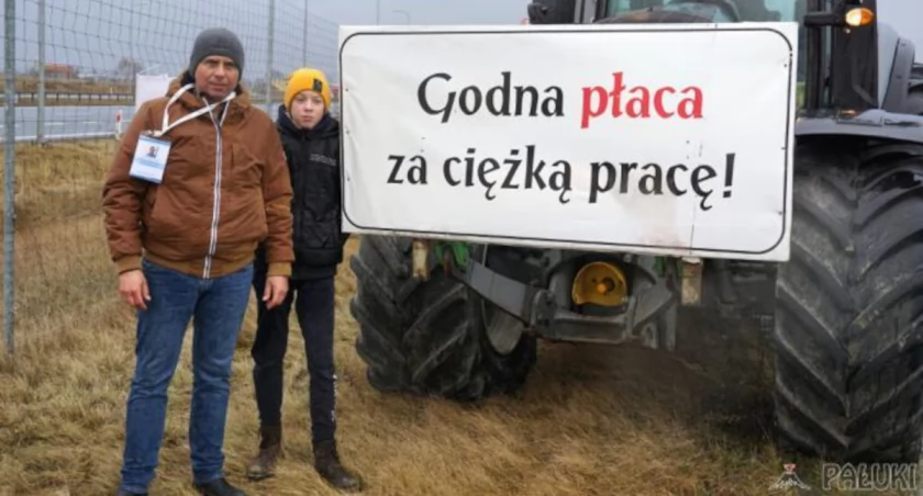 Marcin Bereźnicki z synem Oliwierem na styczniowym proteście rolników w Żninie Wsi fot. Karol Gapiński