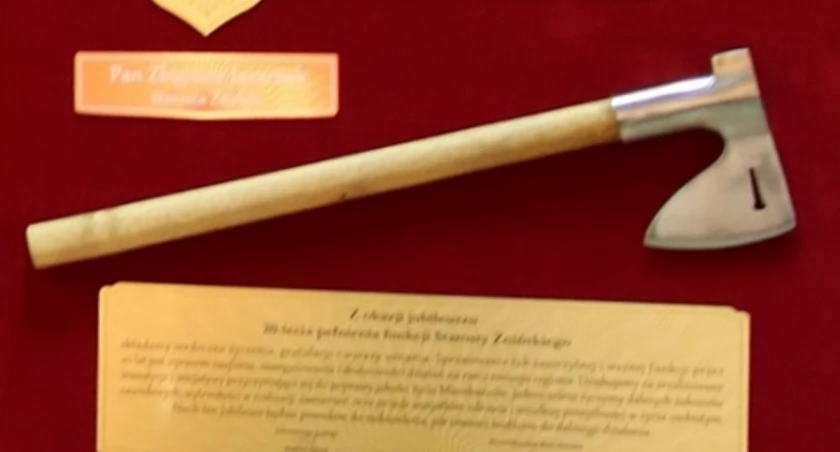W herbie powiatu mamy dwa toporki. Więc na jeden z jubileuszy pełnienia funkcji starosty Zbigniew Jaszczuk - lider Forum Samorządowego Pałuki, otrzymał taki właśnie prezent