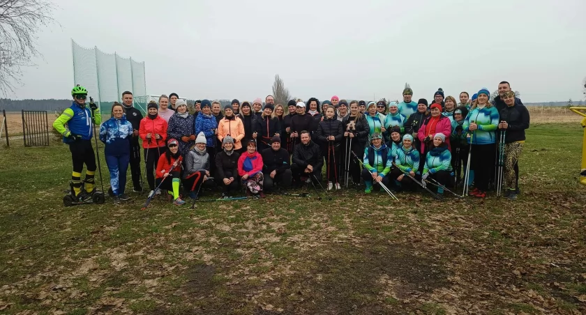 56 osób wzięło udział w pierwszym, tegorocznym marszu Nordic Walking w ramach cyklu Sołectwa z kijkami, zdjęcia Ewa Hałas