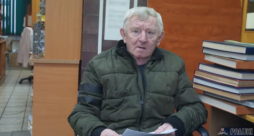 Roman Pawłowski uważa, że obowiązkiem transportu medycznego jest wniesienie pacjentki przywiezionej ze szpitala, jeśli nie porusza się ona o własnych siłach, do mieszkania. Jego zdaniem karetka transportowa powinna mieć krzesło transportowe, nie tylko nosze a załoga powinna liczyć więcej, niż tylko 2 osoby. fot. Karol Gapiński