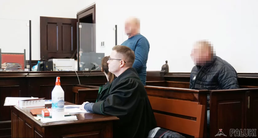 Oskarżeni (od lewej) Leszek D. i Grzegorz M. z obrońcami - adw. Sylwią Porowską oraz adw. Piotrem Halagierem fot. Justyna Kulpińska