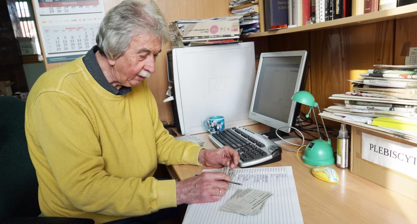 Stanisław Tyrakowski, szef działu sportowego gazety przy liczeniu kuponów, fot. Karol Gapiński 