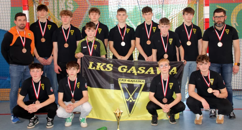 Brązowi medaliści mistrzostw Polski juniorów młodszych, drużyna LKS Gąsawa. Od lewej stoją: Kierownik drużyny Marcin Cichowicz, Adam Jeździkowski, Filip Cichowicz, Wiktor Kaźmierczak, Tobiasz Krupiński, Mikołaj Grządziela, Wiktor Ciemny, Emilian Ertman, Bartosz Cichowicz, trener Marcin Jeździkowski. Przedni rząd od lewej: Franciszek Sytek, Kacper Szewczuk, Paweł Chumeńczuk, Fabian Breliński.