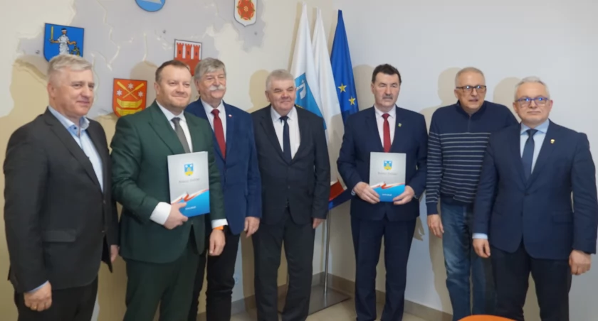 Od lewej Maciej Hoppe dyrektor PCZ w Żninie, starosta mogileński Tomasz Krzesiński, wicestarosta mogileński Jerzy Łaganowski, Jan Bartecki - członek zarządu powiatu mogileńskiego, starosta żniński Zbigniew Jaszczuk, zastępca dyrektora SPZOZ w Mogilnie Jarosław Głowacki i Andrzej Hłond - wicestarosta żniński fot. Karol Gapiński