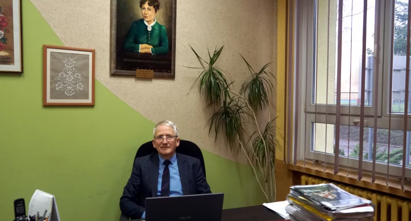 Dyrektor ZST Leszek Kowalski pracuje, mając na ścianie za swoim fotelem obraz bł. Marii Karłowskiej. Nie jest ona już patronką szkoły przy ul. Browarowej, ale placówce niezmiennie przyświecają ideały, które krzewiła błogosławiona. fot. Karol Gapiński